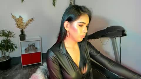 Snapshot of urfavouriteobsession chatting on 01/05/25, 02:41 Angela Cullens online show from 01/05/25, 02:41