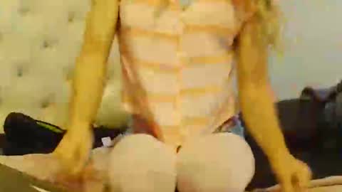 Snapshot of urlittleslut427128 chatting on 11/17/25, 06:35 command me online show from 11/17/25, 06:35