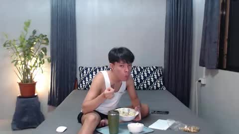 Snapshot of urpinoyasianx chatting on 12/21/25, 09:49 Mel online show from 12/21/25, 09:49