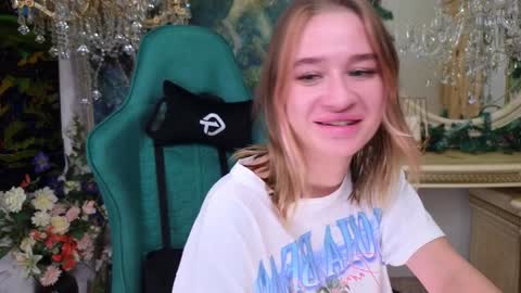 Leila online show from 01/01/25, 04:18