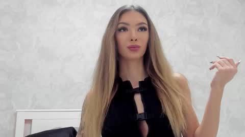 Mia online show from 09/19/25, 08:16