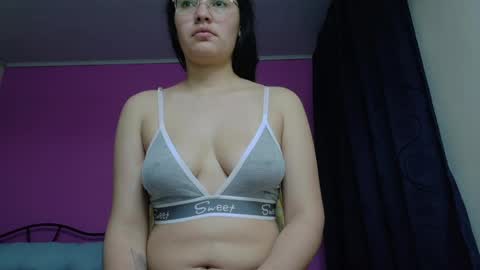 Snapshot of vainilla_cam chatting on 06/05/26, 02:40 Vainilla online show from 06/05/26, 02:40