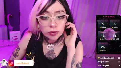 Snapshot of vainilla_l chatting on 02/13/25, 04:00 Vainilla Independent model online show from 02/13/25, 04:00