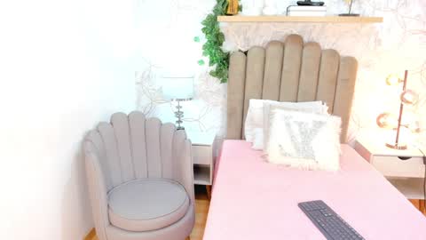 Vaiolet  online show from 02/06/25, 07:51