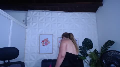 Valentina  online show from 09/17/25, 12:01