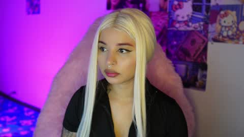 Snapshot of valentinna_5 chatting on 02/02/25, 08:19 Danielle Please help me to reach 300 thumbs up online show from 02/02/25, 08:19