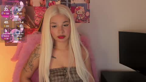 Snapshot of valentinna_5 chatting on 02/06/25, 02:58 Danielle Please help me to reach 300 thumbs up online show from 02/06/25, 02:58