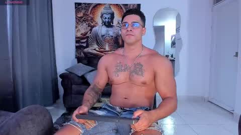 Snapshot of valentino_dossantos chatting on 02/25/25, 12:03 online show from 02/25/25, 12:03
