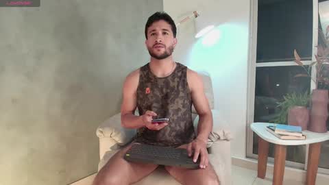 Snapshot of valentinoford chatting on 01/18/25, 04:48 Valentino online show from 01/18/25, 04:48