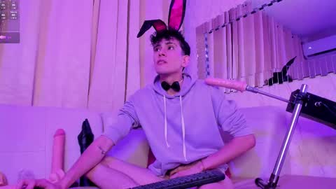 Snapshot of valentinomoreti chatting on 03/10/25, 05:11 Valentino online show from 03/10/25, 05:11