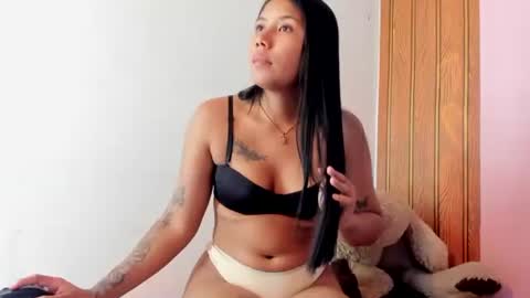 Snapshot of valenttina_narvaez chatting on 05/15/26, 02:35 vale online show from 05/15/26, 02:35