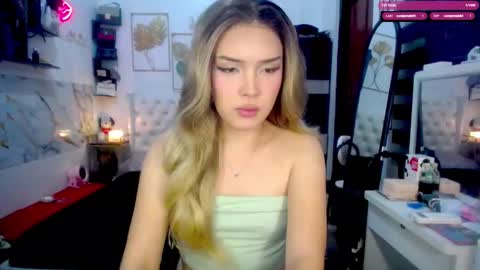 Snapshot of valeria_nikia chatting on 10/19/25, 11:22 VALERIA online show from 10/19/25, 11:22