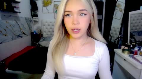 Snapshot of valeria_nikia chatting on 05/15/26, 11:28 VALERIA online show from 05/15/26, 11:28