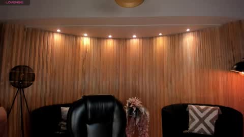 Snapshot of valeriavelvet chatting on 12/15/25, 12:20 Vale online show from 12/15/25, 12:20