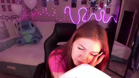 Snapshot of valerie_cutee chatting on 02/25/25, 04:00 Lera online show from 02/25/25, 04:00