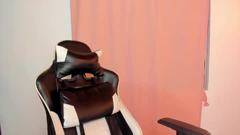 Snapshot of valeriie_pretty chatting on 02/27/25, 03:47 Vale online show from 02/27/25, 03:47