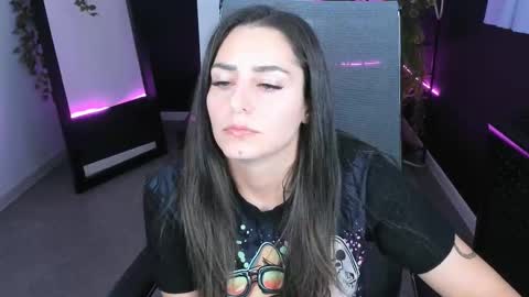 Snapshot of valeriiemills chatting on 10/21/25, 02:29 Valerie online show from 10/21/25, 02:29