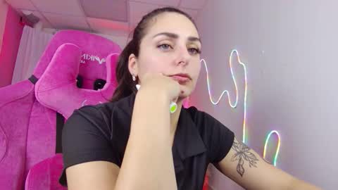 Snapshot of valeriiemills chatting on 11/25/25, 04:18 Valerie online show from 11/25/25, 04:18