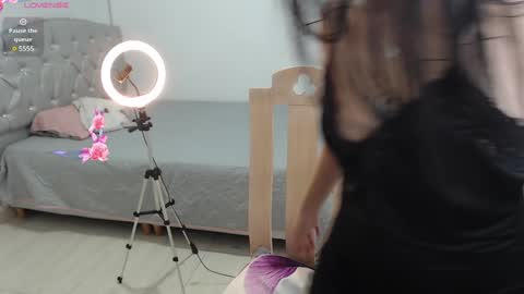 Snapshot of valery_alejo chatting on 12/19/24, 04:56 valeria online show from 12/19/24, 04:56