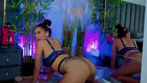 Snapshot of valery_evann chatting on 06/11/26, 12:43 Valery online show from 06/11/26, 12:43