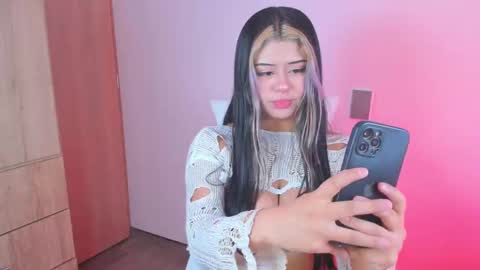 Snapshot of valeska__v chatting on 09/29/25, 03:33 your loveee online show from 09/29/25, 03:33