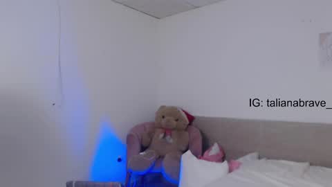 Snapshot of valientegirl_ chatting on 03/02/25, 04:17 VALIENTE online show from 03/02/25, 04:17