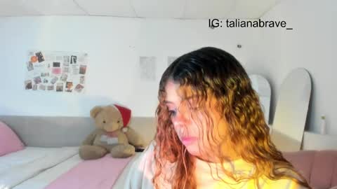 Snapshot of valientegirl_ chatting on 09/30/25, 09:09 VALIENTE online show from 09/30/25, 09:09