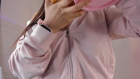 Vallolet Peach  online show from 01/08/25, 11:32