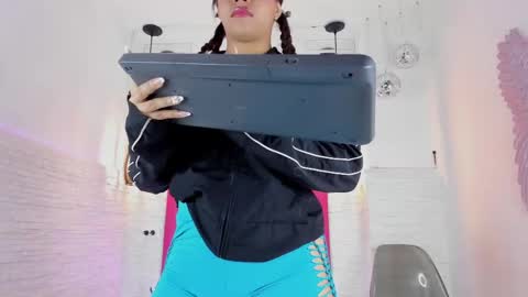 Vallolet Peach  online show from 02/09/25, 11:14