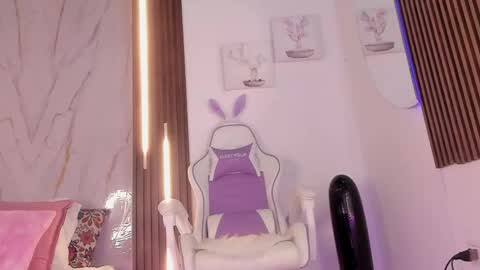 Vallolet Peach  online show from 09/12/25, 11:21