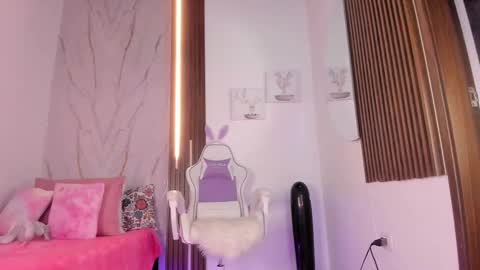 Vallolet Peach  online show from 09/25/25, 11:03