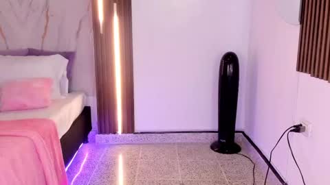 Vallolet Peach  online show from 10/05/25, 12:03