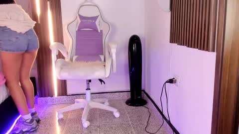 Vallolet Peach  online show from 10/18/25, 11:44