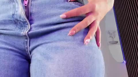 Vallolet Peach  online show from 02/03/26, 12:10