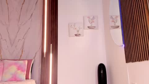 Vallolet Peach  online show from 04/12/26, 12:10