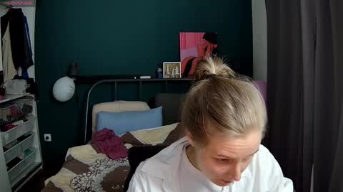 Snapshot of valorant_girl chatting on 05/04/26, 03:19 Little Devil online show from 05/04/26, 03:19