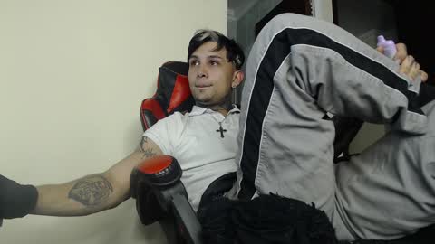 david guzman i model independenthelp me with a thumbs up online show from 01/17/25, 11:51