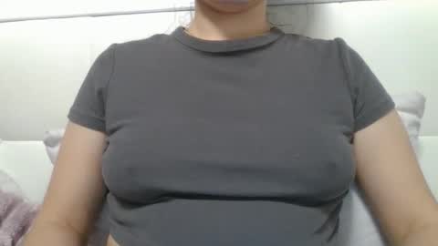 Snapshot of vanesajewel chatting on 10/28/25, 05:37 VanesaJewel online show from 10/28/25, 05:37