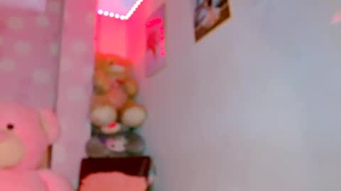 Snapshot of vanessa_brett_1 chatting on 12/19/24, 05:29 vanessa online show from 12/19/24, 05:29