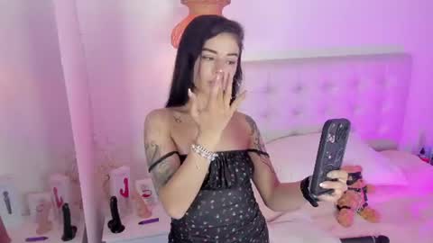 Snapshot of vanessa_cruz_18 chatting on 07/22/26, 10:56 Vane online show from 07/22/26, 10:56