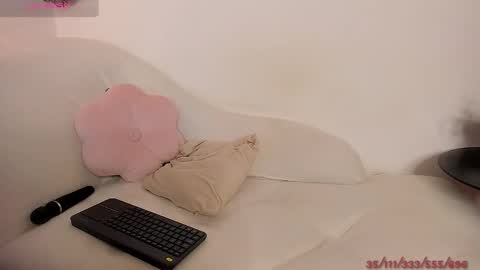 Snapshot of vanessafox__ chatting on 09/15/25, 01:55 V online show from 09/15/25, 01:55