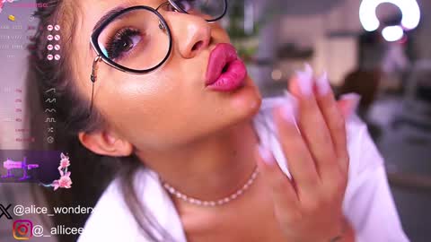 Vanessa Simon online show from 02/08/25, 09:13