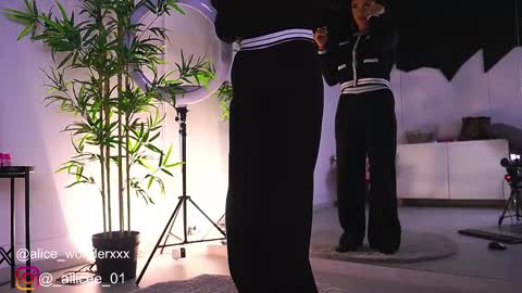 Vanessa Simon online show from 02/17/25, 06:42