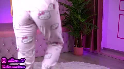 Vanessa Simon online show from 09/14/25, 06:01