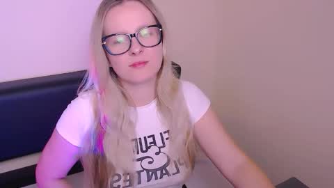 Mia online show from 10/04/25, 06:44