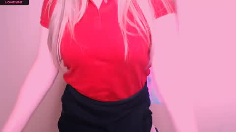 Snapshot of vanillaex_ chatting on 04/29/26, 05:30 Mia online show from 04/29/26, 05:30