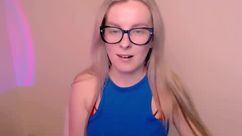 Snapshot of vanillaex_ chatting on 05/14/26, 04:14 Mia online show from 05/14/26, 04:14