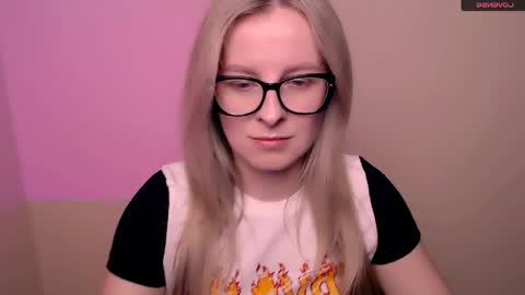 Snapshot of vanillaex_ chatting on 05/20/26, 02:56 Mia online show from 05/20/26, 02:56