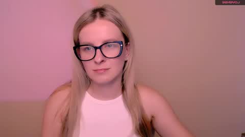 Snapshot of vanillaex_ chatting on 05/25/26, 12:22 Mia online show from 05/25/26, 12:22