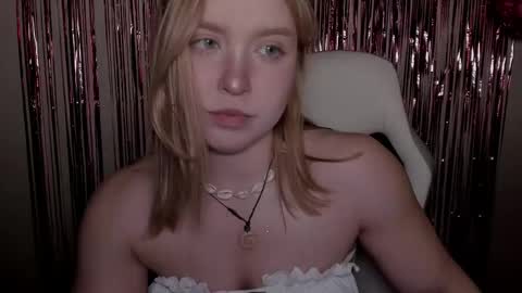 Snapshot of vanillalivitski chatting on 09/08/25, 04:06 Vanilla online show from 09/08/25, 04:06